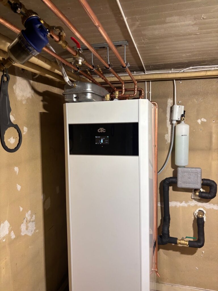 CTC bergvärmepump installerad i ett pannrum