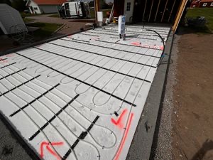 Husplatta med isolering och golvvärmeslingor