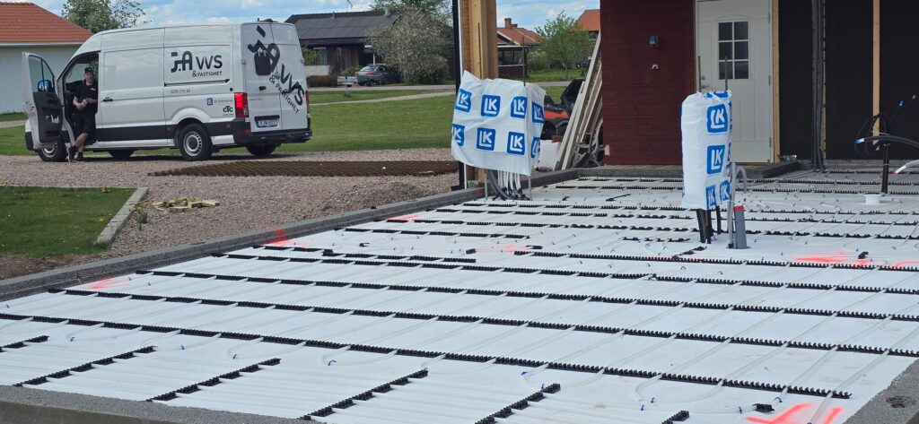 JA VVS servicebil vid en husplatta med golvvärme