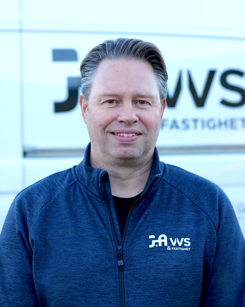 Johan Andersson framför en av JA VVS servicebilar