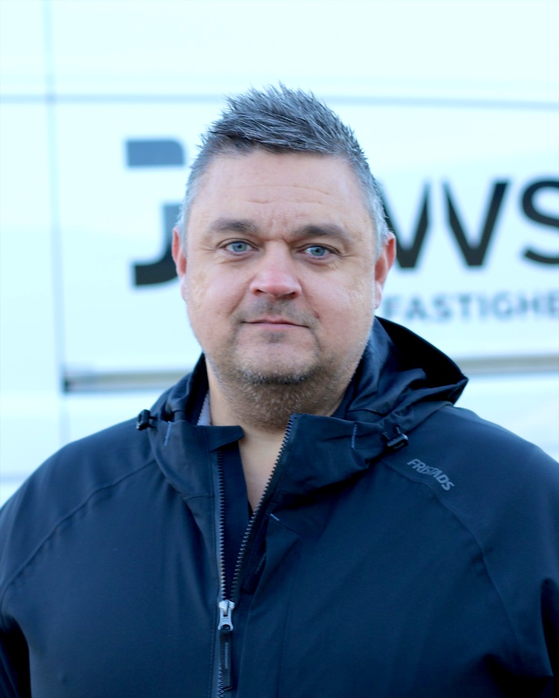 Jonny Persson framför en av JA VVS servicebilar