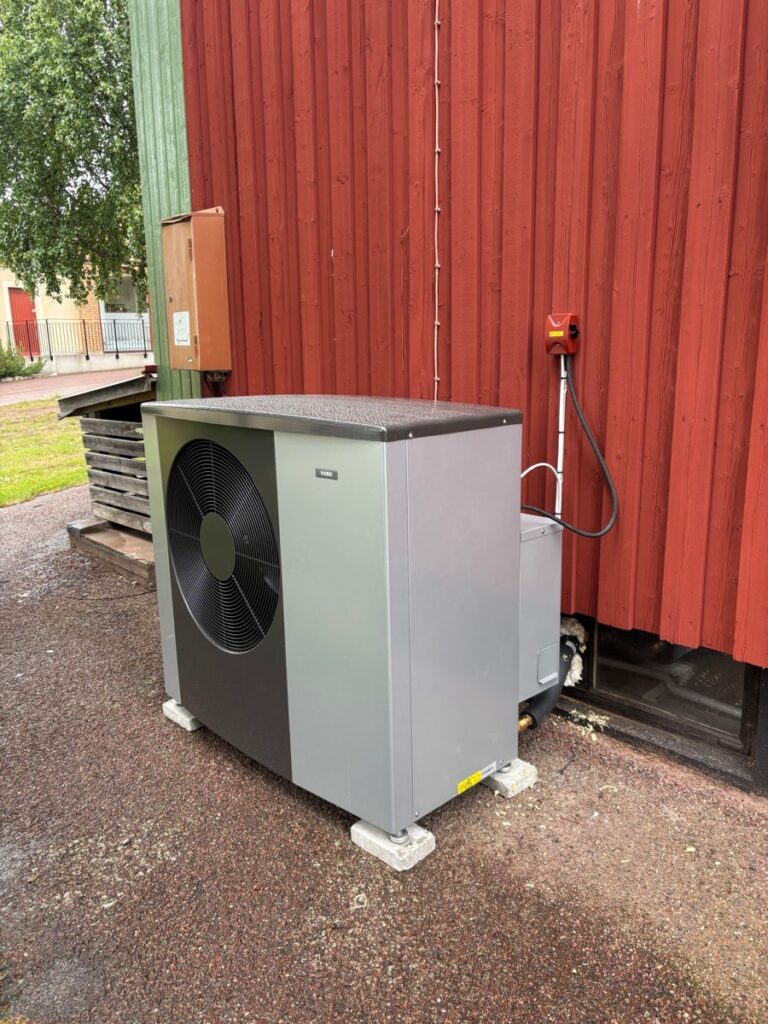 Teknikrum med innedel och varmvattenberedare